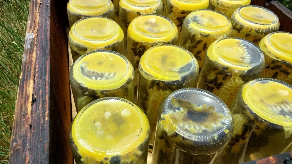 Botes de cristal con abejas